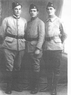 Karol Pajer (au milieu) avec ses camarades apres son engagement dans l'arme trangere tchcoslovaque a Agde en 1940