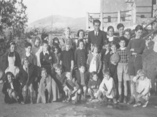 Groupes d'enfants tchcoslovaques avec leur matre Karol Pajer a Vence en France - photographie du 12 janvier 1941