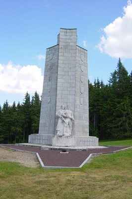 Nrodn pamtnk franczskym prslunkom hnutia odporu na hore Mont-Mouchet vo vke 1465 m.n.m.